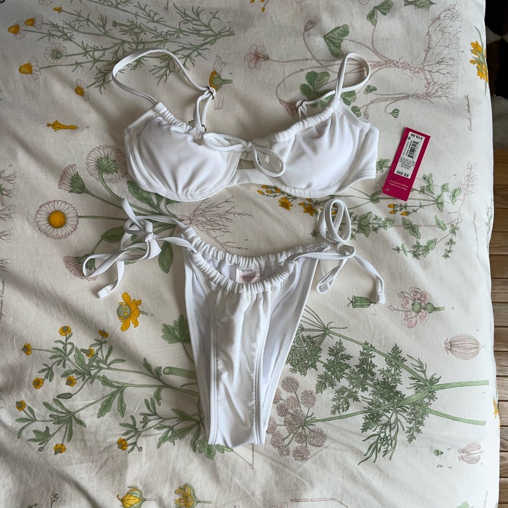 Bikini - Picture 3 of 8